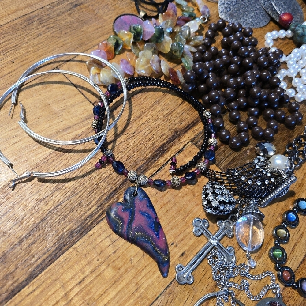 Vintage To Now Jewelry Lot Costume Estate Find Needs Cleaned. Mixed - Picture 9 of 13